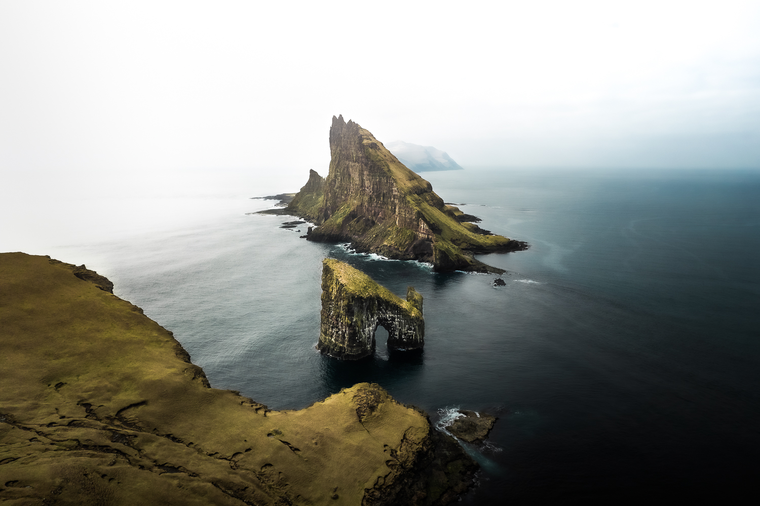 Panorama de Drangarnir et l’île de Tindhólmur