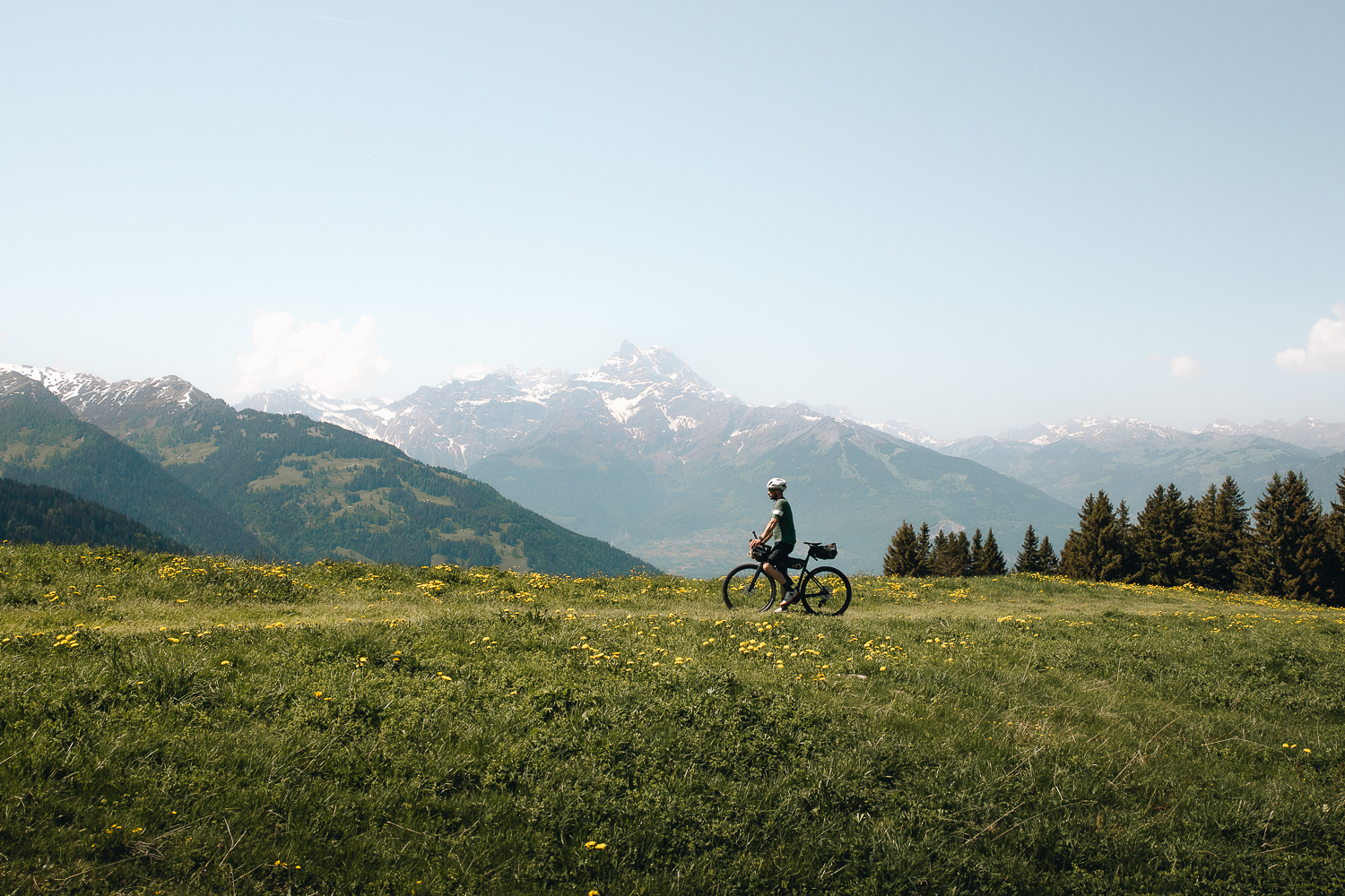 Quel équipement prévoir pour une itinérance en gravel en Suisse ?